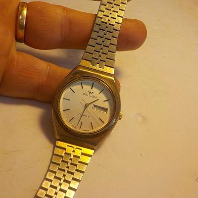 Waltham mens wrist watch, gold design.