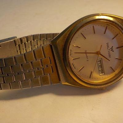 Waltham mens wrist watch, gold design.