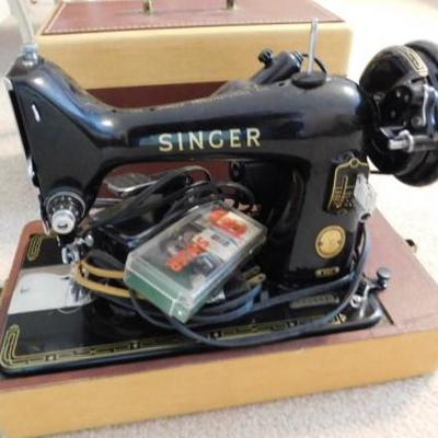 Vintage Singer Model 99K Sewing Machine with Case 