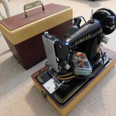 Vintage Singer Model 99K Sewing Machine with Case 