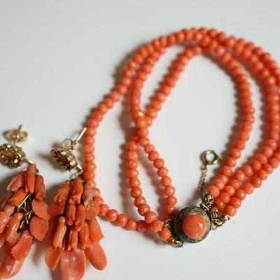#6-2  Vintage  Coral bracelet and drop earrings