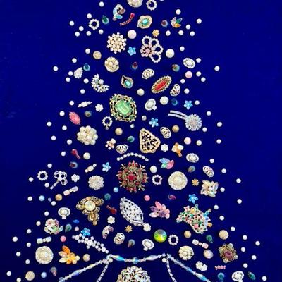 ART 8  VINTAGE FRAMED LIGHTED JEWELRY CHRISTMAS TREE 