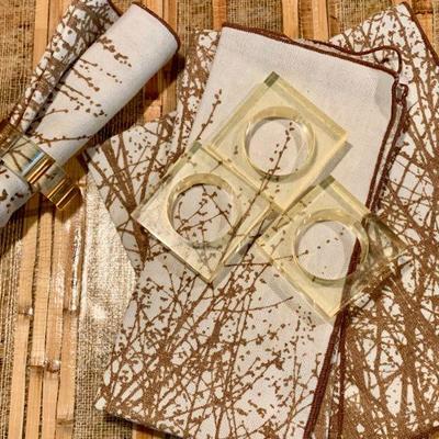LOT 77 VINTAGE VERA!  NAPKINS & CLEAR ACRYLIC NAPKIN RINGS  AS IS 