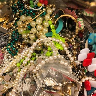 #179 Tin of various costume jewelry