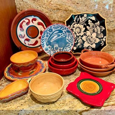 LOT 94 FUN GROUP COLORFUL PAINTED POTTERY SERVE/TABLE WARE 