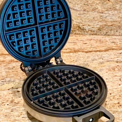 lot 97   VINTAGE VITANTONIO WAFFLE MAKER MADE IN ITALY