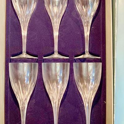 LOT 105  CRiSTAL BOXED CHAMPAGNE FLUTES 