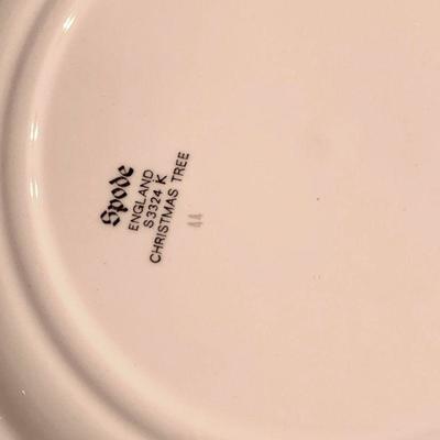 LOT 107  LARGE SET OF SPODE CHRISTMAS TREE DISHES 