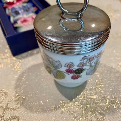 LOT 117. GROUP OF PORCELAIN TABLE ACCESSORIES 