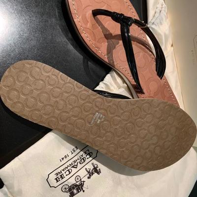 IB 56. DESIGNER COACH SANDAL THONGS NEVER WORN SIZE 8.5