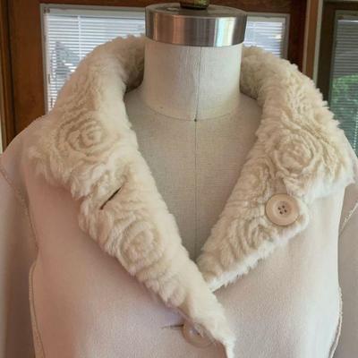 IB 68  COLDWATER CREEK IVORY FAUX FUR & POLYESTER JACKET