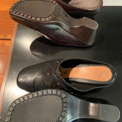 IB 76 TWO PAIRS LEATHER CLOGS BY NURTURE SIZE 8.5
