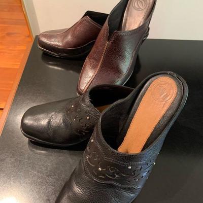 IB 76 TWO PAIRS LEATHER CLOGS BY NURTURE SIZE 8.5