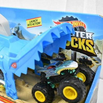 Hot Wheels Monster Trucks Team Shark Wreak Pit & Launch Set - New