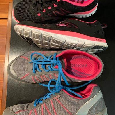 IB 79  TWO PAIRS OF SNEAKERS VIONIC & SKETCHERS