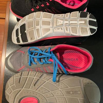 IB 79  TWO PAIRS OF SNEAKERS VIONIC & SKETCHERS