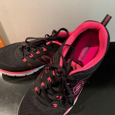 IB 79  TWO PAIRS OF SNEAKERS VIONIC & SKETCHERS