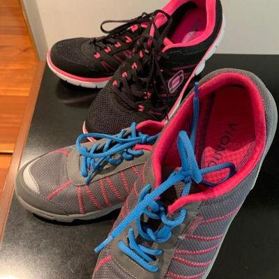 IB 79  TWO PAIRS OF SNEAKERS VIONIC & SKETCHERS