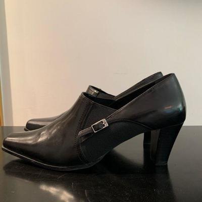 IB 82  TWO PAIRS LEATHER DRESS SHOES SIZE 9