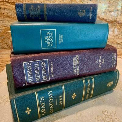 LOT 118  STACK OF FOUR VINTAGE MEDICAL BOOKS GRAY'S ANATOMY