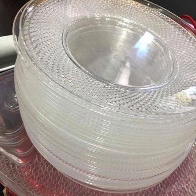 30 reusable plastic dinner plates