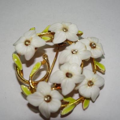 Sweet Poesy White Flower Pin 