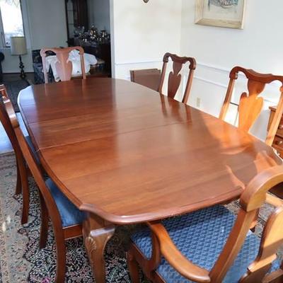 Pennsylvania House table w/2 leafs and 8 matching chairs