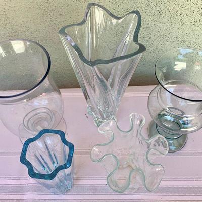 LOT 144  GROUP LOT OF 5 CLEAR GLASS FLOWER VASES