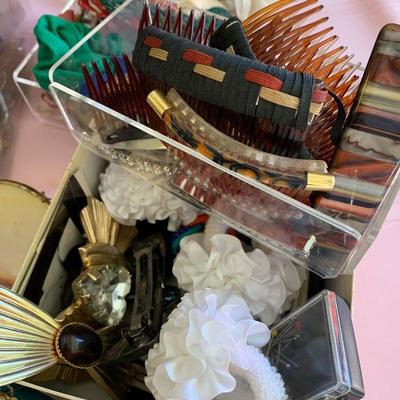 LOT 182  GROUP OF LADIES HAIR ACCESSORIES & MESH BAG KATE SPADE EYEGLASS CASE