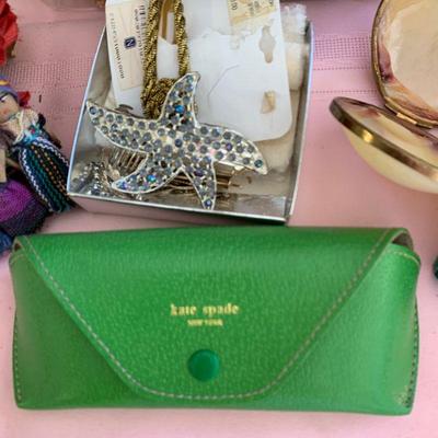 LOT 182  GROUP OF LADIES HAIR ACCESSORIES & MESH BAG KATE SPADE EYEGLASS CASE