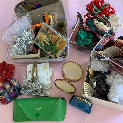 LOT 182  GROUP OF LADIES HAIR ACCESSORIES & MESH BAG KATE SPADE EYEGLASS CASE