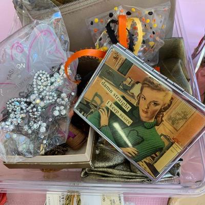 LOT 182  GROUP OF LADIES HAIR ACCESSORIES & MESH BAG KATE SPADE EYEGLASS CASE