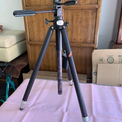 LOT 184  STAR D PRO TRIPOD
