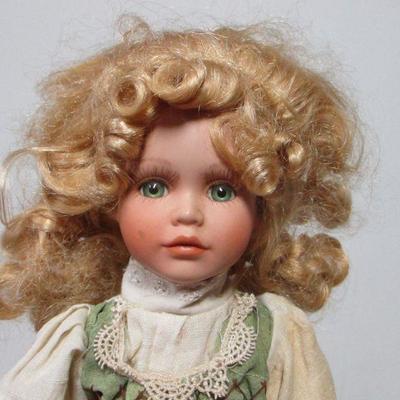 Lot 57 - Collectible Dolls