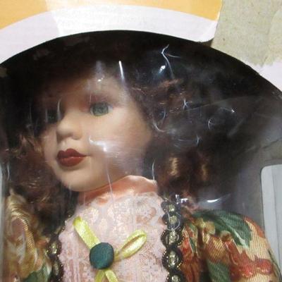 Lot 59 - Collectible Dolls