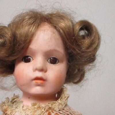 Lot 60 - Collectible Dolls