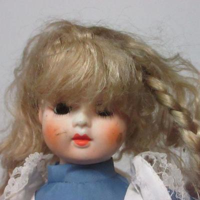 Lot 63 - Collectible Dolls