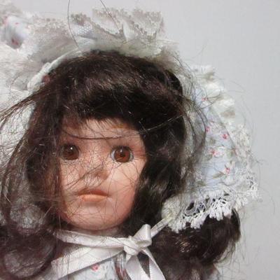 Lot 63 - Collectible Dolls
