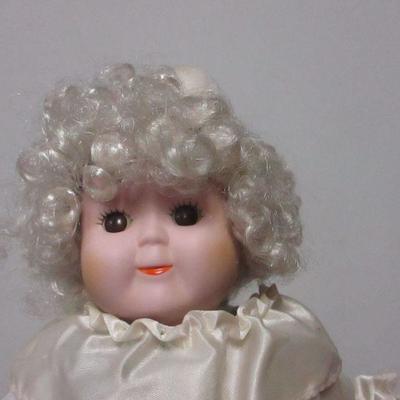 Lot 64 - Collectible Dolls 