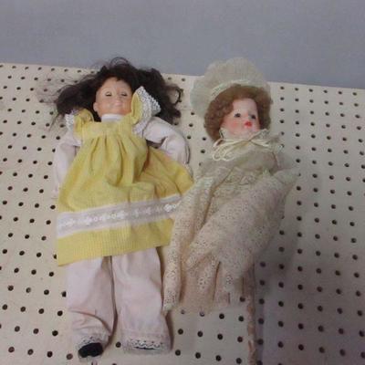 Lot 66 - Collectible Dolls