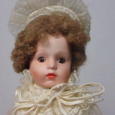 Lot 66 - Collectible Dolls
