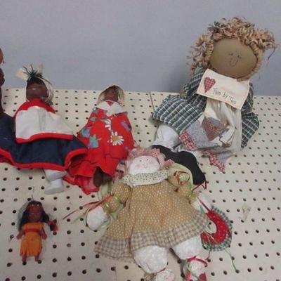 Lot 73 - Collectible Dolls