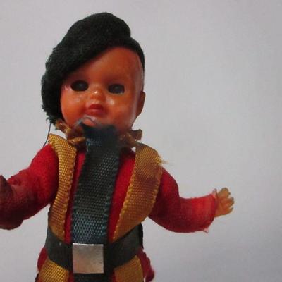 Lot 85 - Collectible Dolls 