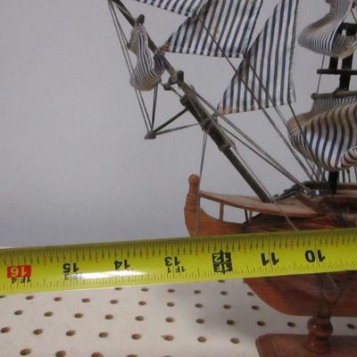 Lot 88 - HMS Victory & USS Constitution Wood Model Ship