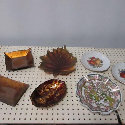 Lot 99 - Home Decor Items - Gold Leaf Plates