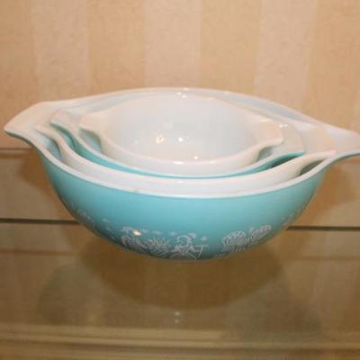 Vintage Pyrex Nesting Bowl Set of Four