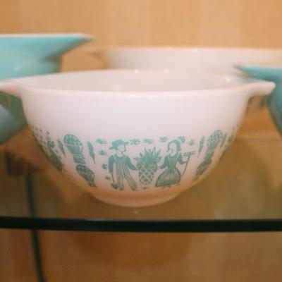 Vintage Pyrex Nesting Bowl Set of Four