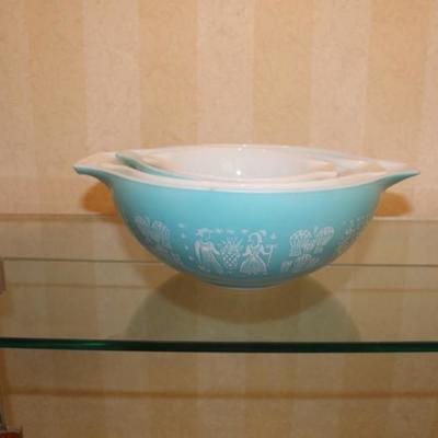 Vintage Pyrex Nesting Bowl Set of Four