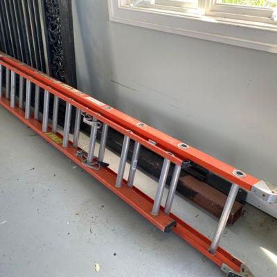 Lot # 571 20' Fiberglass Extension Ladder 