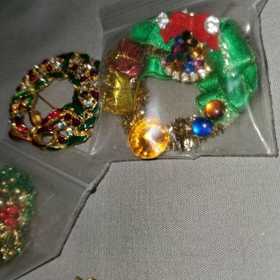 Christmas Wreath Brooch Lot